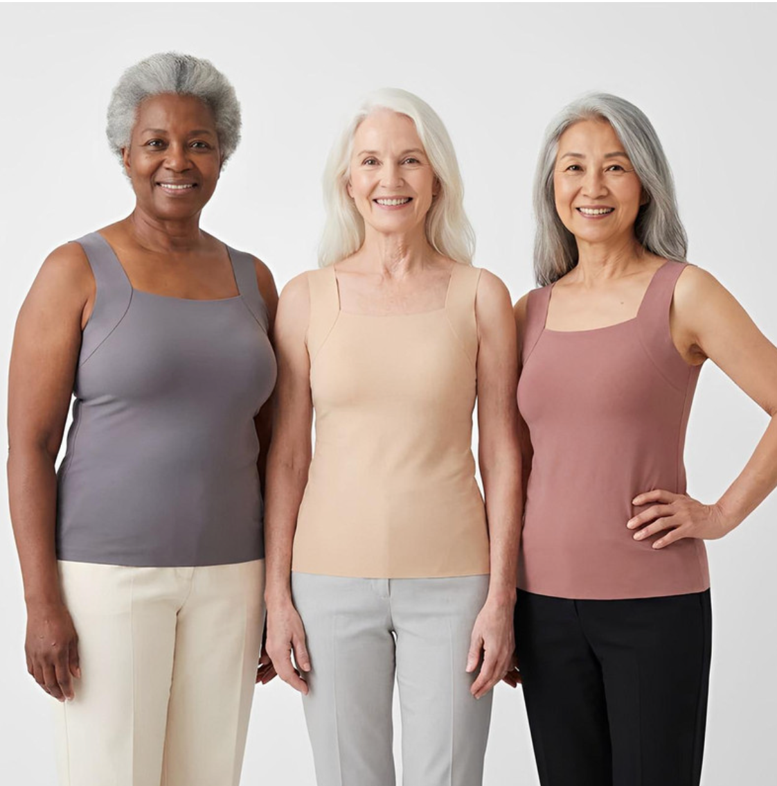 Femme de 50 ans souriante portant le débardeur à soutien-gorge intégré Nuéline